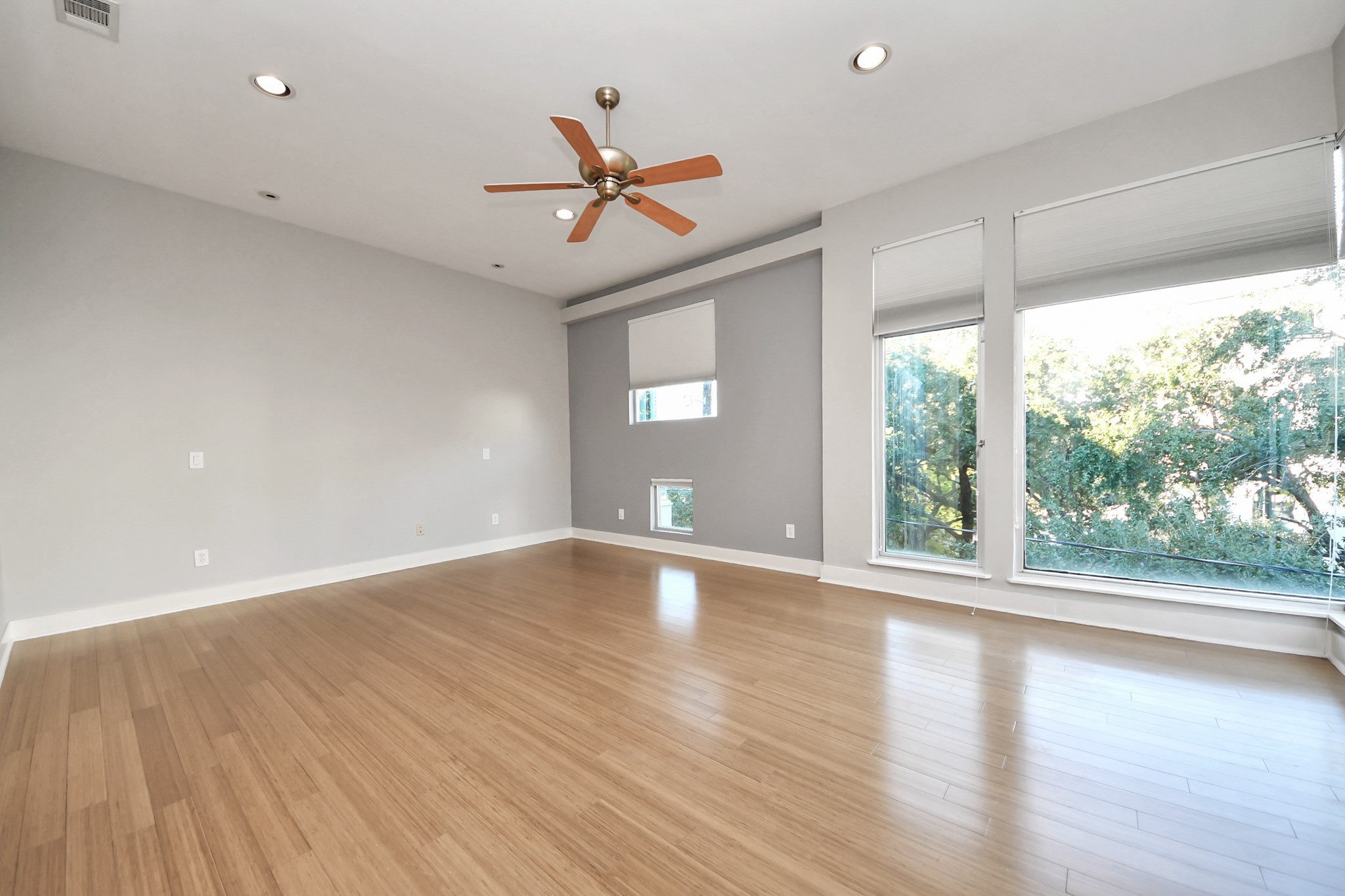1610 Calumet Street Houston, TX 77004 - Photo 22 of 46 Primary bedroom - spacious with many large windows