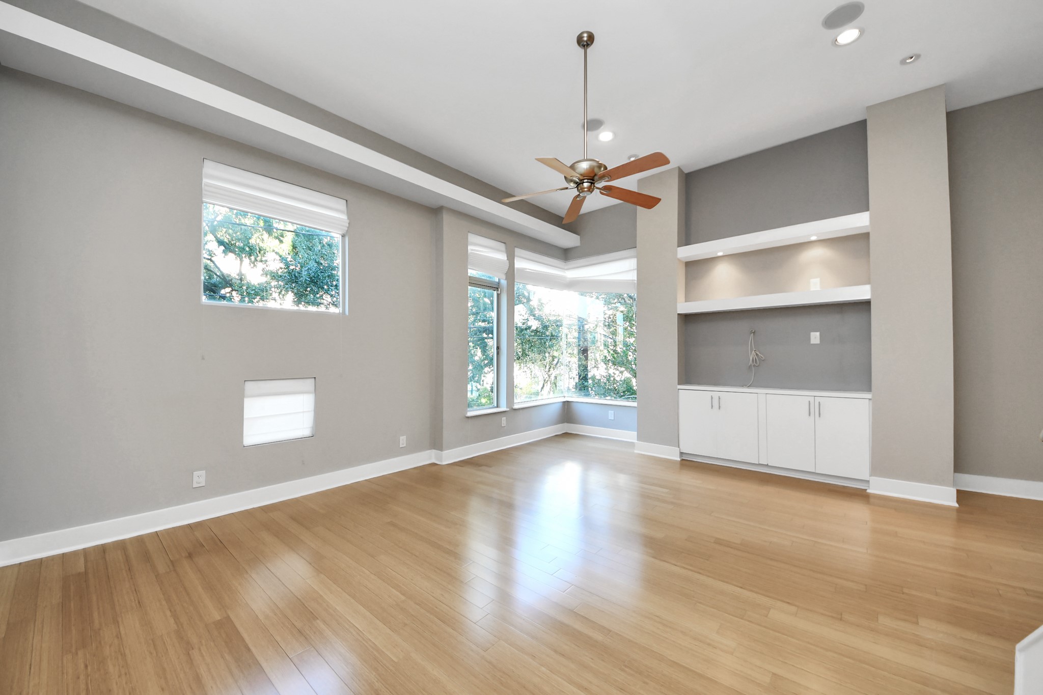 1610 Calumet Street Houston, TX 77004 - Photo 7 of 46 Large sun drenched living/ dining room with ceiling fan and bamboo floors