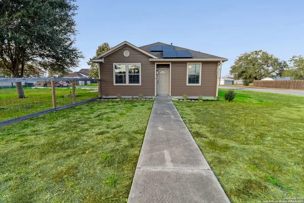 $299,000 | 402 West Sullivan Street, Skidmore, TX 78389