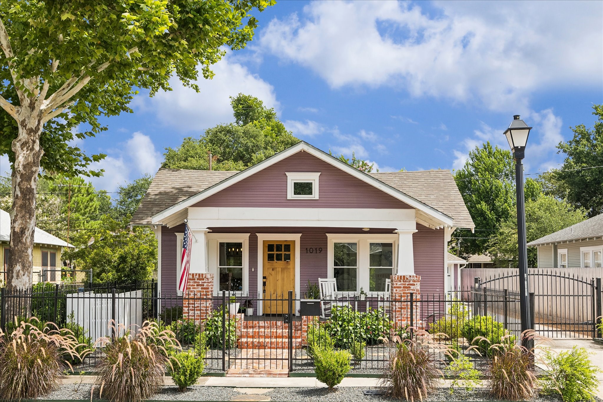 1019 East 14th Street Houston, TX 77009 - Photo 1 of 34 a front view of a house with garden