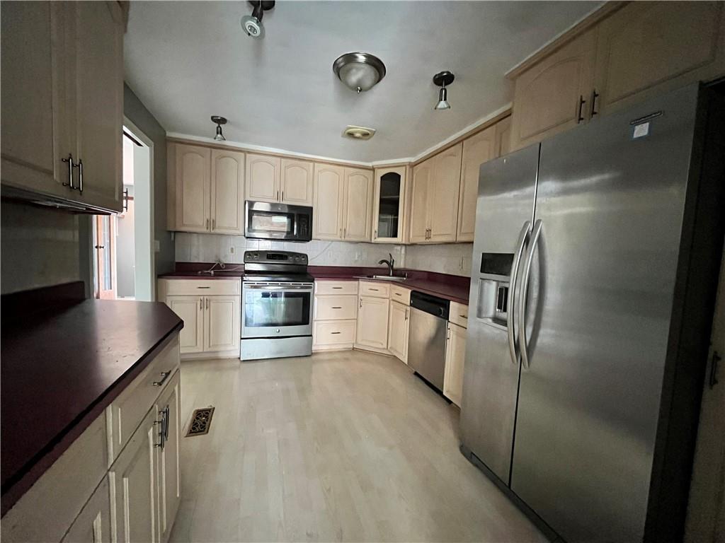 523 Larix Road Monroeville, PA 15146 - Photo 7 of 22