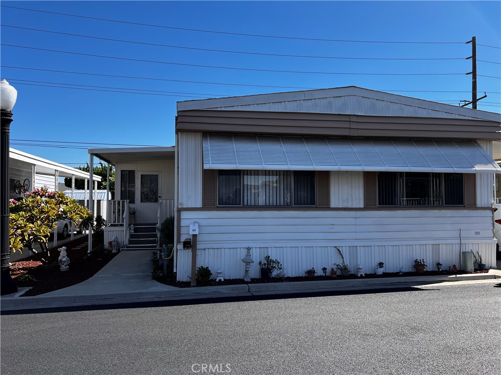 12101 Dale Avenue, Unit 69 Stanton, CA 90680 - Photo 1 of 5 a living room with a fireplace