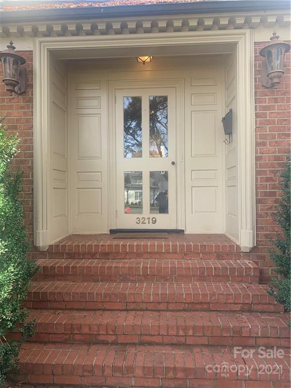 3219 Foxcroft Road Charlotte, NC 28211 - Photo 2 of 5 a view of entrance