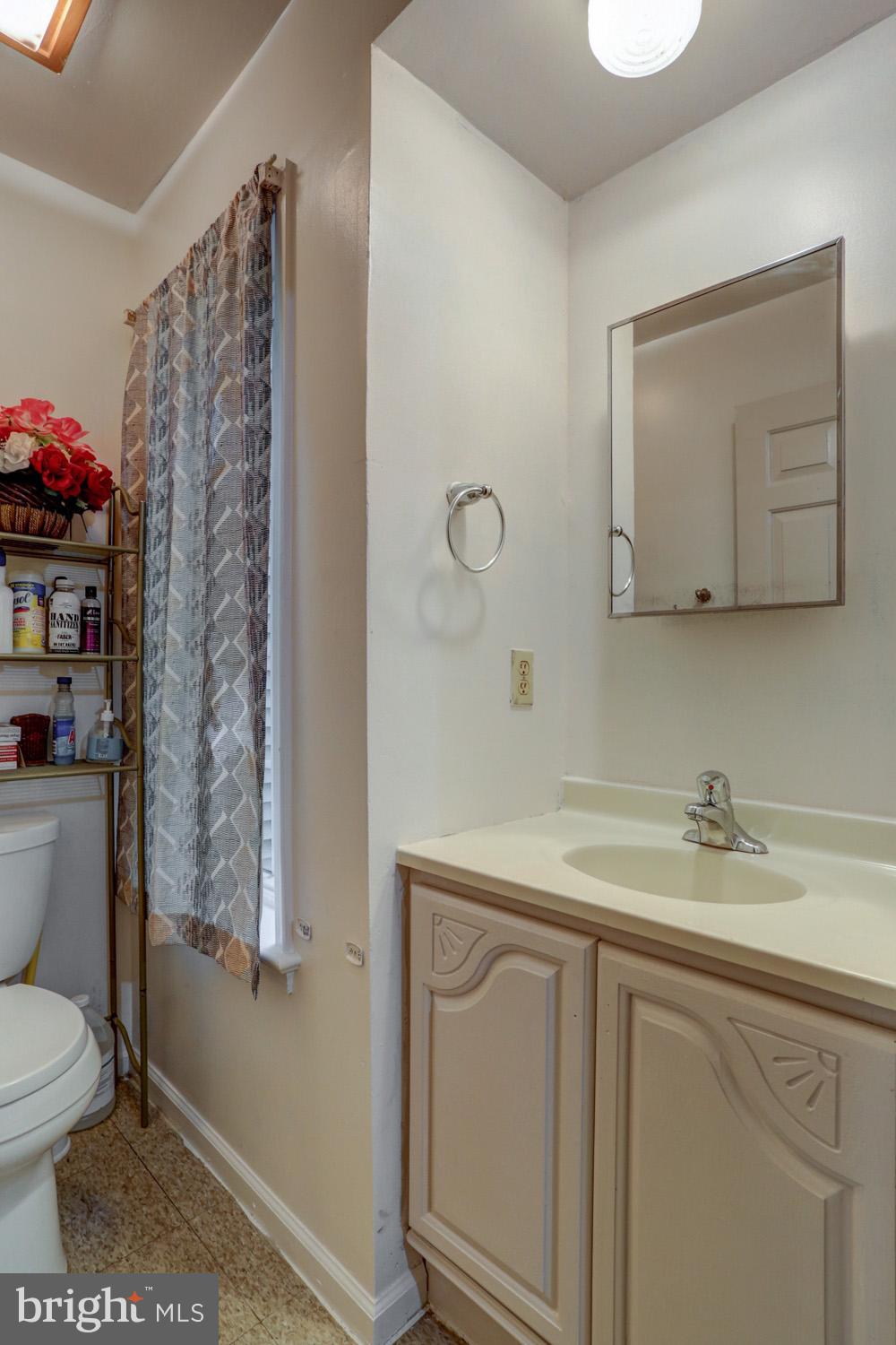 417 Green Street Lancaster, PA 17602 - Photo 22 of 37 a bathroom with a sink toilet and vanity