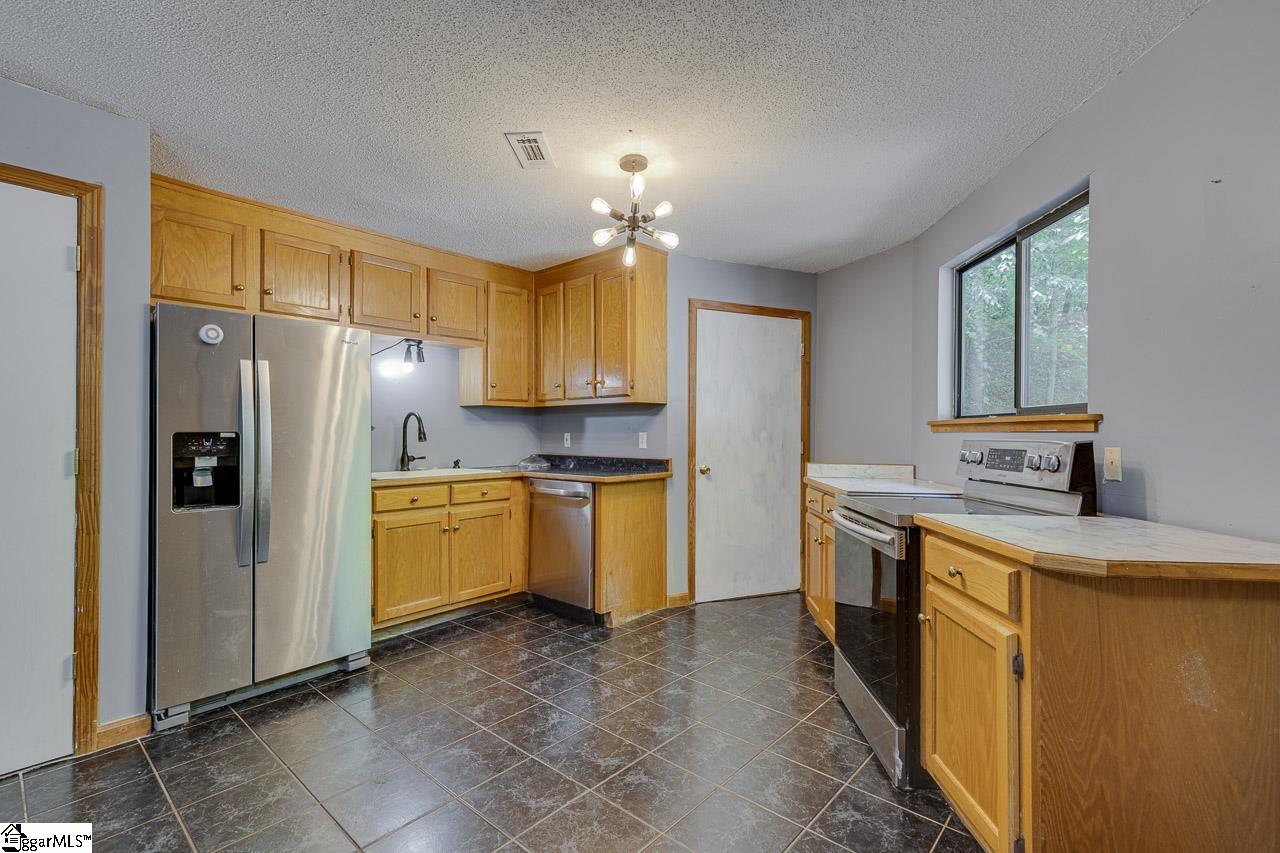 145 Hidden Valley Road Marietta, SC 29661 - Photo 8 of 37