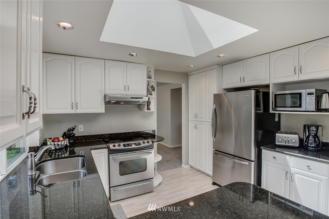 15843 Southeast 167th Place Renton, WA 98058 - Photo 9 of 25 Gallery Image 9
