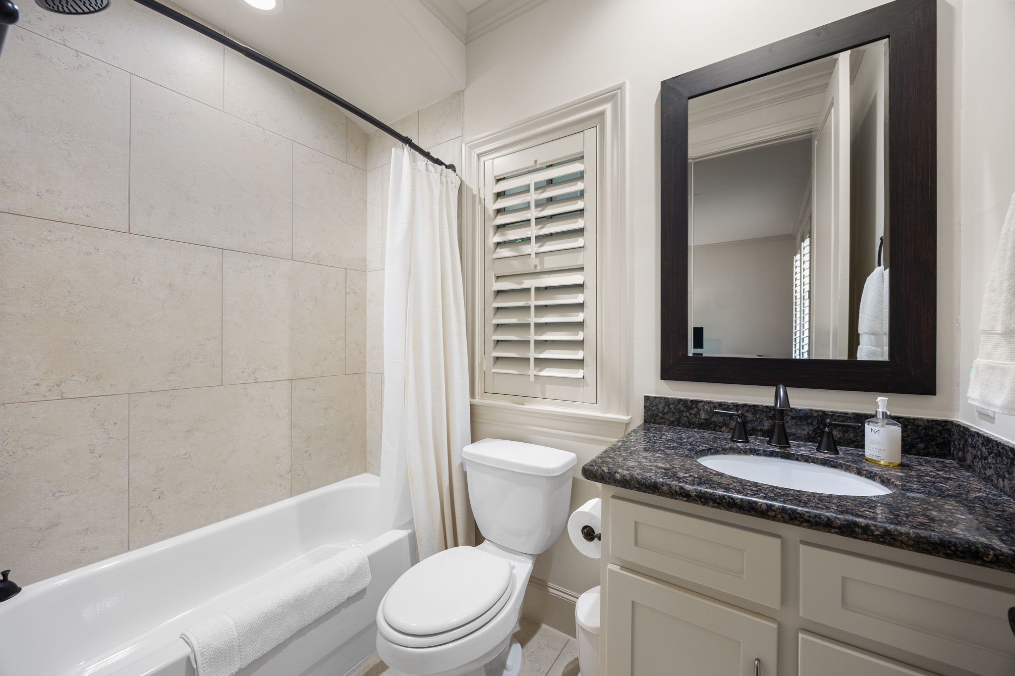 310 West Bell Street Houston, TX 77019 - Photo 10 of 44 First floor secondary bathroom.