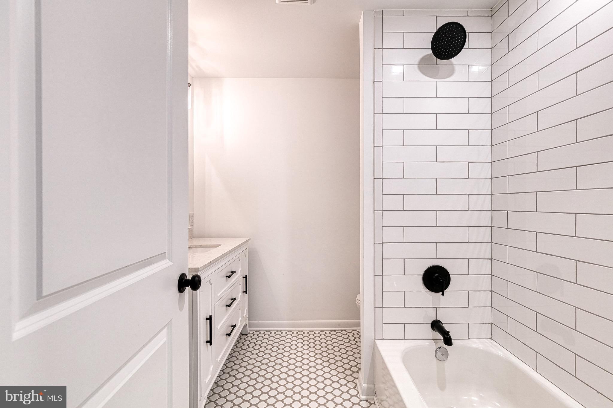 2811 Willoughby Road Baltimore, MD 21234 - Photo 27 of 38 Full hall bath