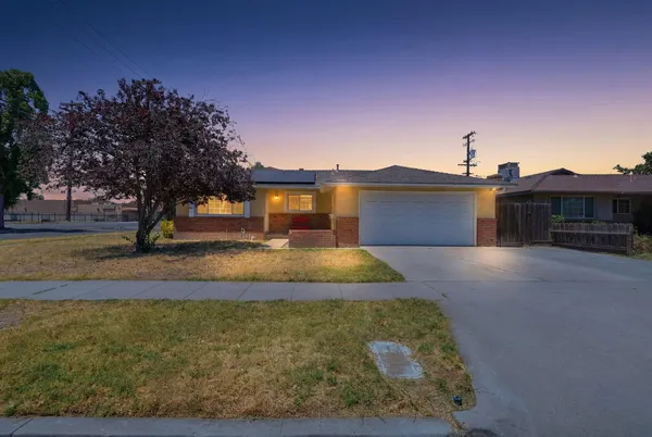 $2,350 | 2519 East Buckingham Way, Fresno, CA 93726