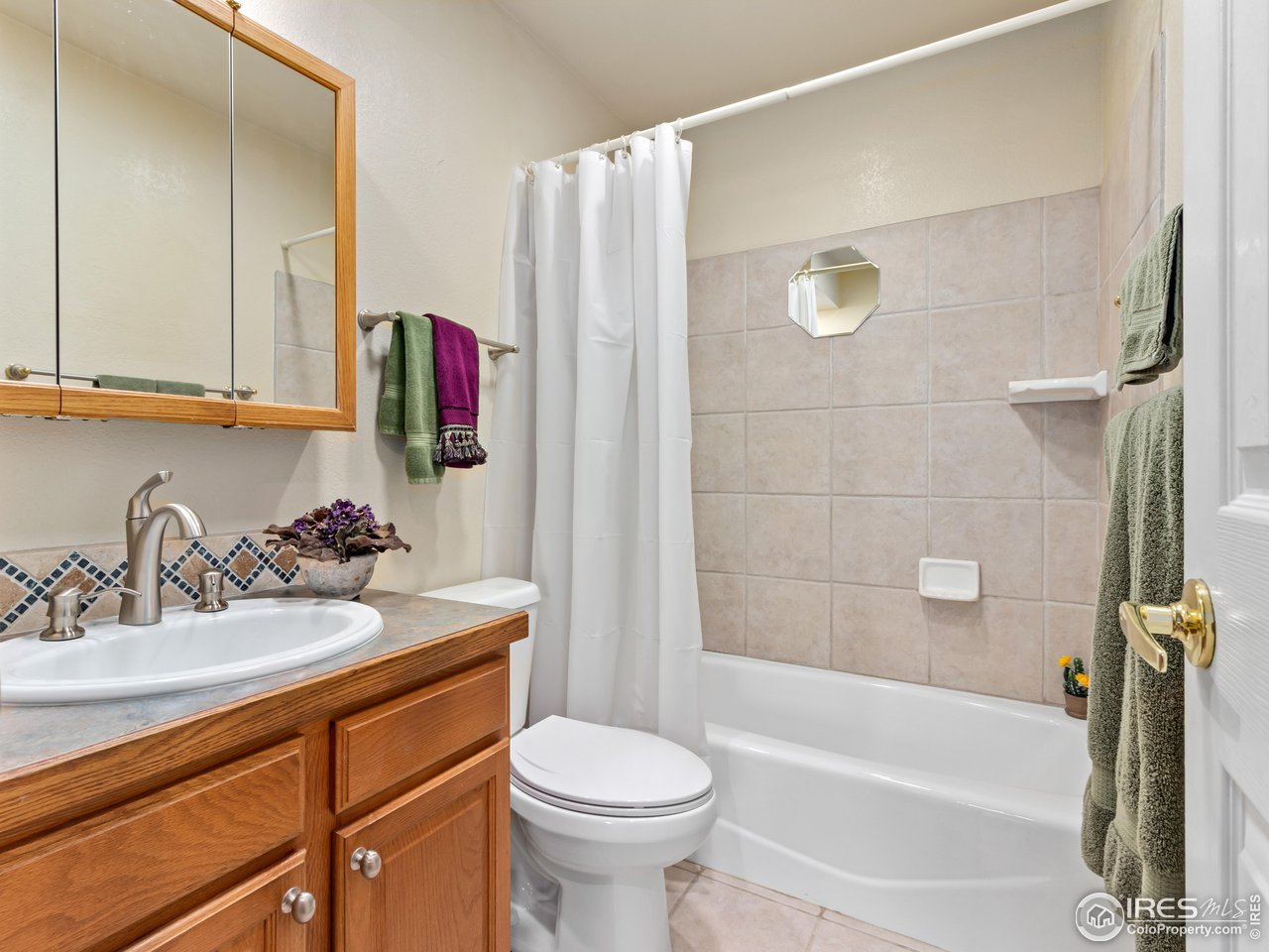 7760 Durham Way Boulder, CO 80301 - Photo 21 of 33 a bathroom with a sink mirror toilet and bathtub