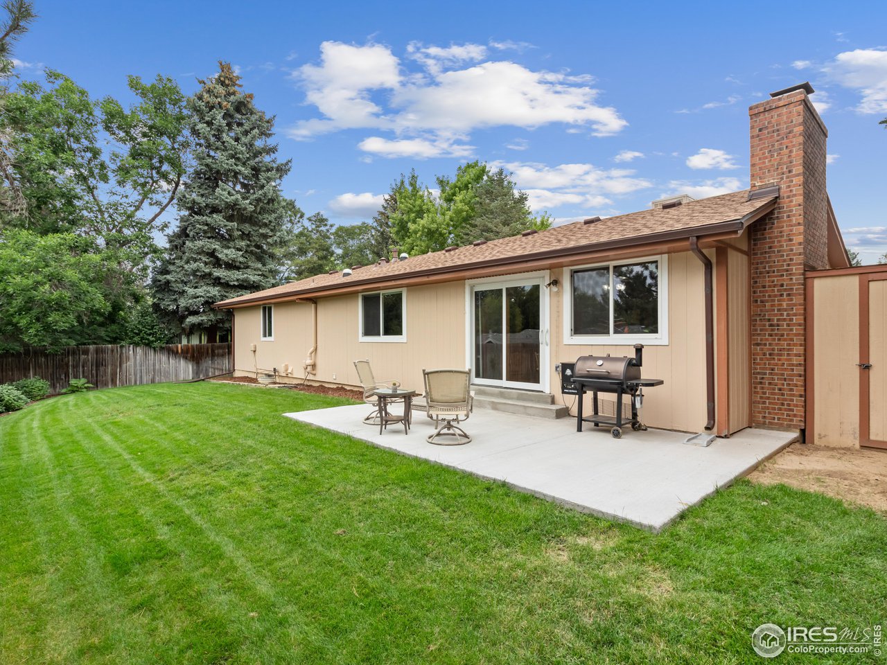 7760 Durham Way Boulder, CO 80301 - Photo 7 of 33 a view of a backyard with table and chairs