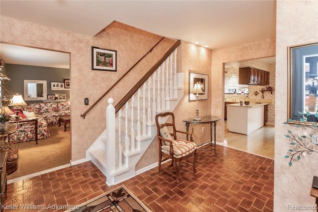 3839 Williamsburg Court Rochester, MI 48309 - Photo 2 of 23 Foyer