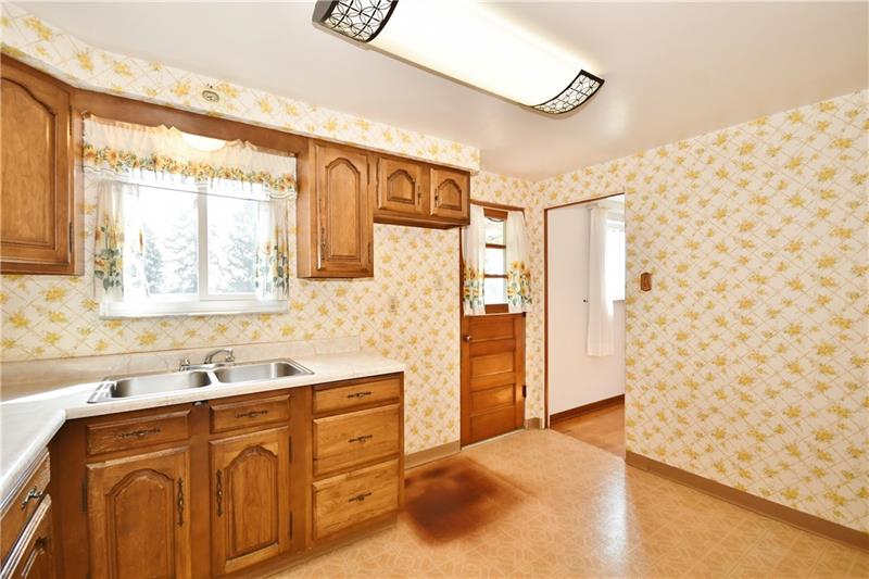 1484 Highland Villa Road Pittsburgh, PA 15234 - Photo 8 of 21 Gallery Image 8