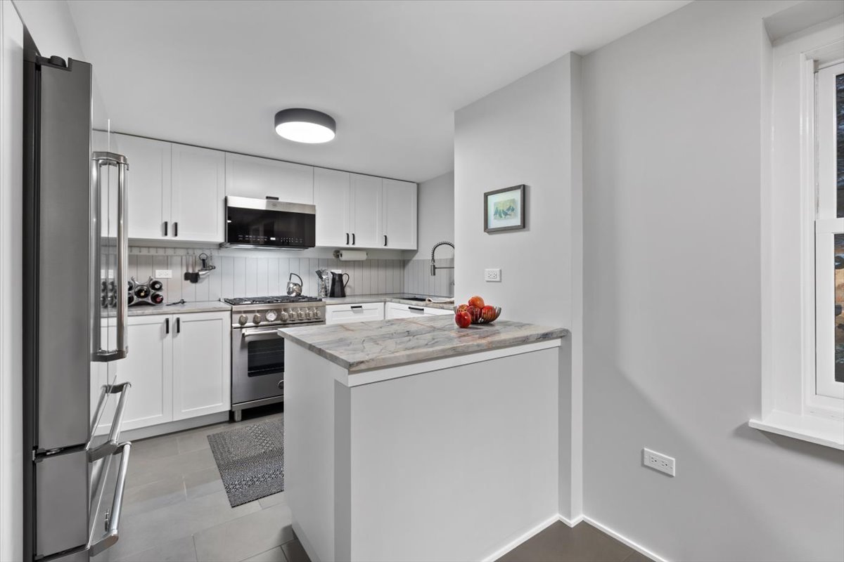 159 West Burton Place, Unit G Chicago, IL 60610 - Photo 14 of 37