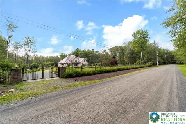 $749,900 | 328 High Country Drive, Blakeslee, PA 18610