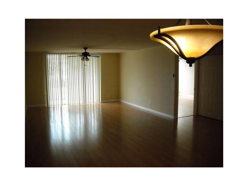 1000 Spanish River Road, Unit 3M Boca Raton, FL 33432 - Photo 2 of 14 Living Room