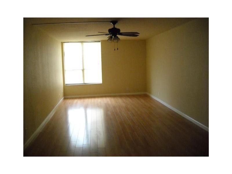 1000 Spanish River Road, Unit 3M Boca Raton, FL 33432 - Photo 10 of 14 Master Bedroom