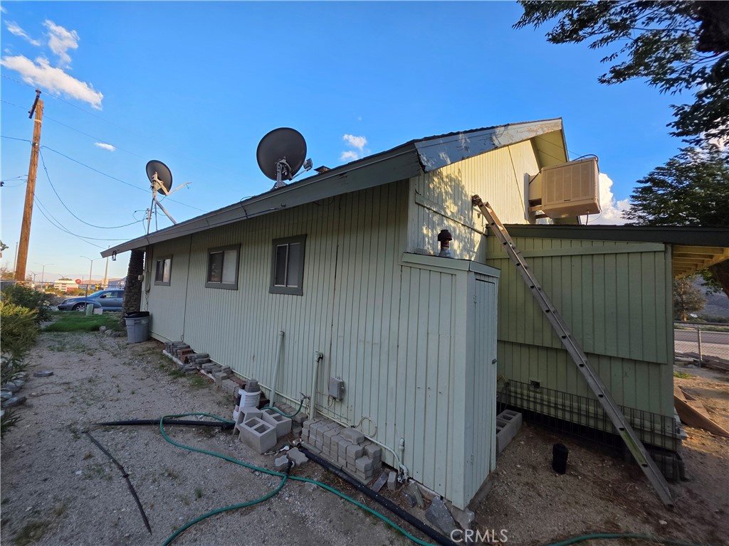 14055 Palm Street Cabazon, CA 92230 - Photo 7 of 22 a backyard of a house