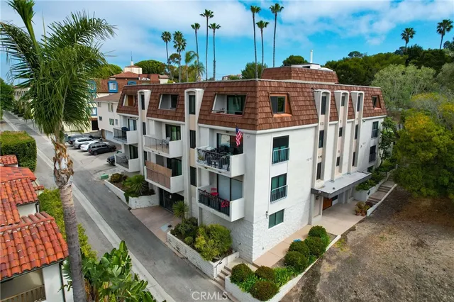 a view of a pathway both side of white house