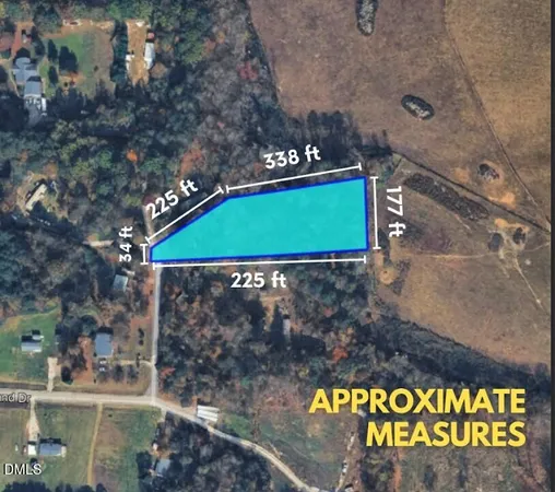 a sign that is sitting on a brick wall