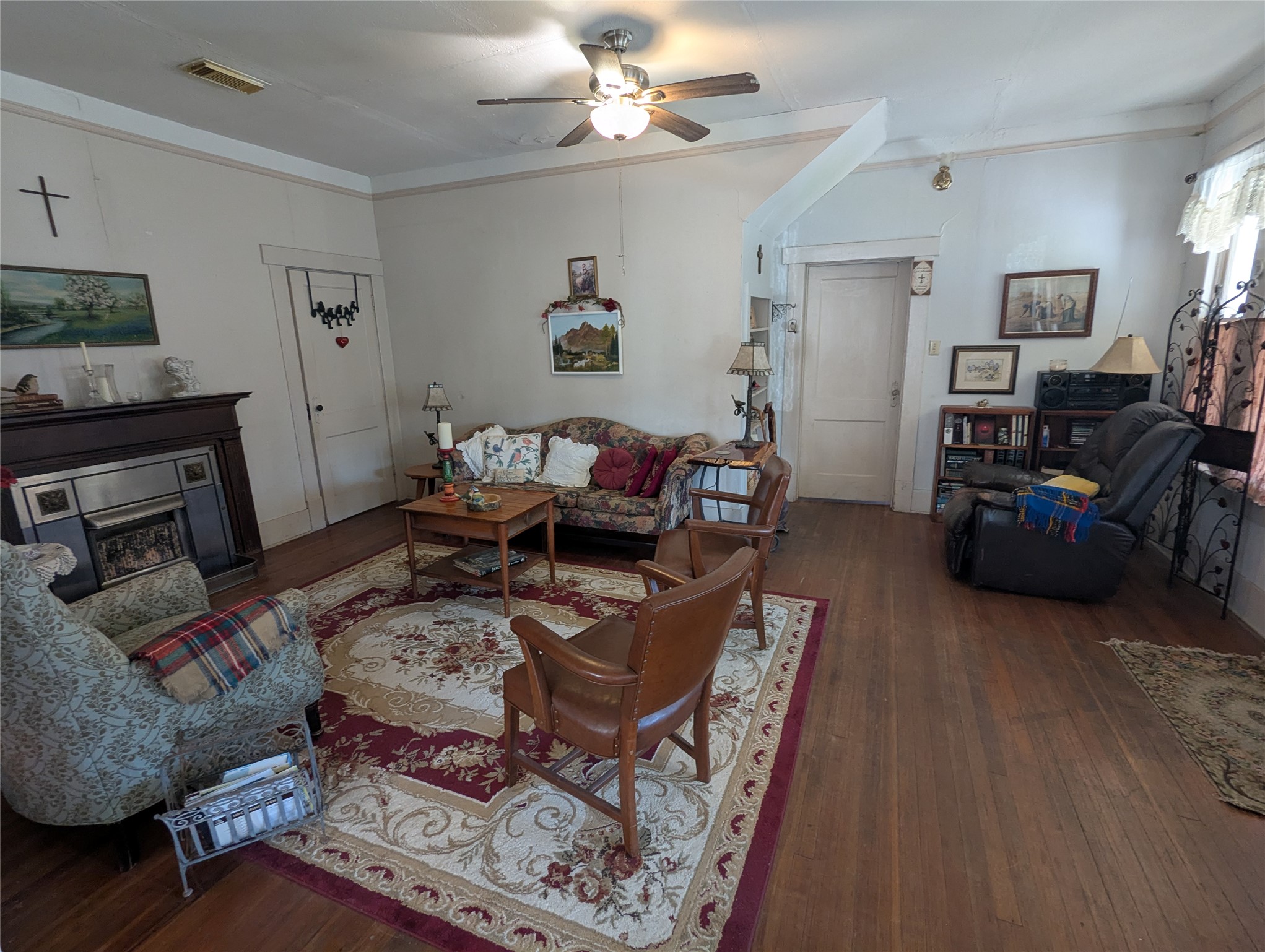 502 West 10th Street Taylor, TX 76574 - Photo 11 of 34 a living room with furniture and a fireplace