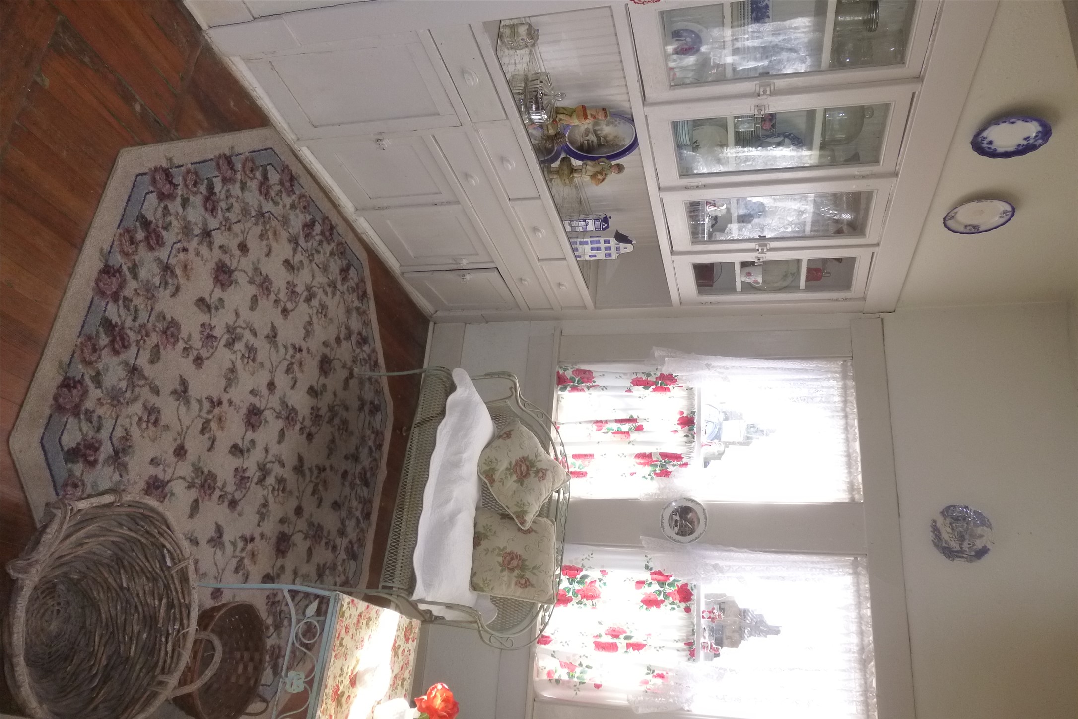 502 West 10th Street Taylor, TX 76574 - Photo 17 of 34 a living room with hard wood flooring and a couch