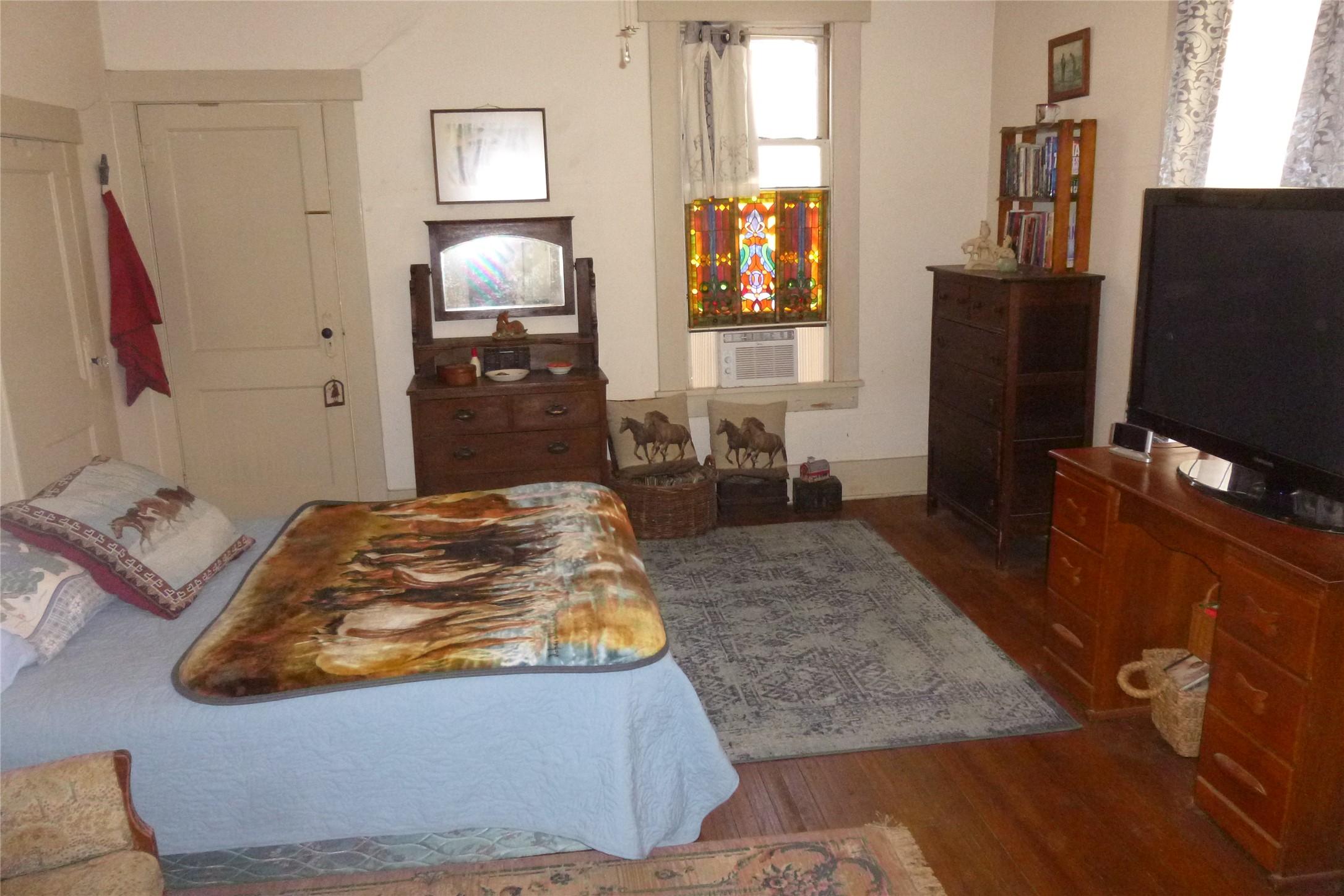 502 West 10th Street Taylor, TX 76574 - Photo 18 of 34 a living room with furniture and a flat screen tv