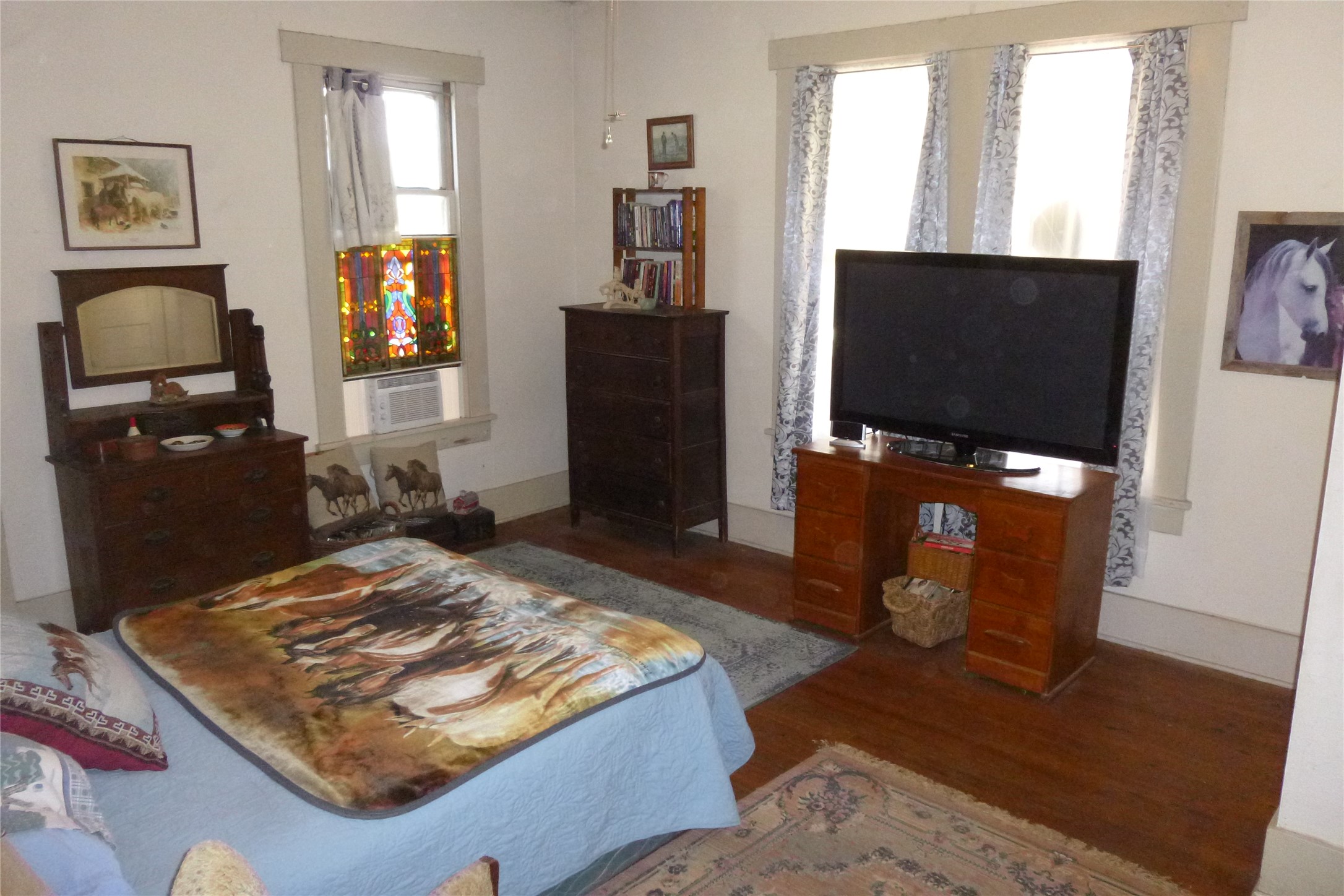 502 West 10th Street Taylor, TX 76574 - Photo 19 of 34 a living room with chair and a flat screen tv