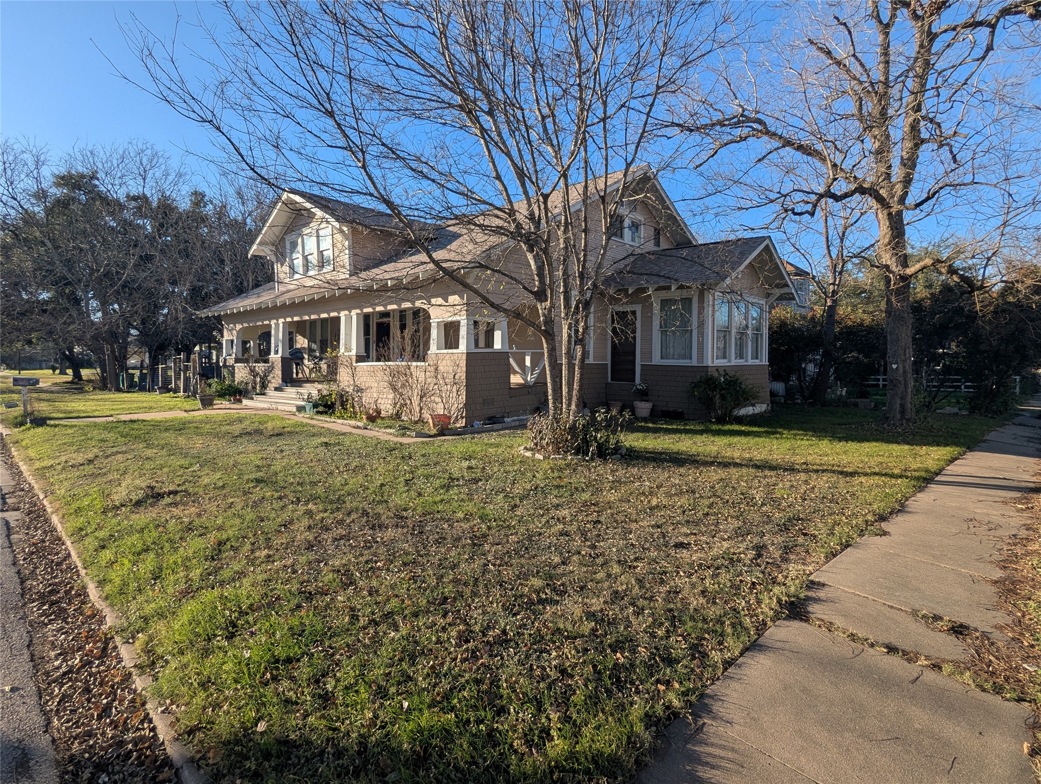 502 West 10th Street Taylor, TX 76574 - Photo 2 of 34 a front view of a house with a yard