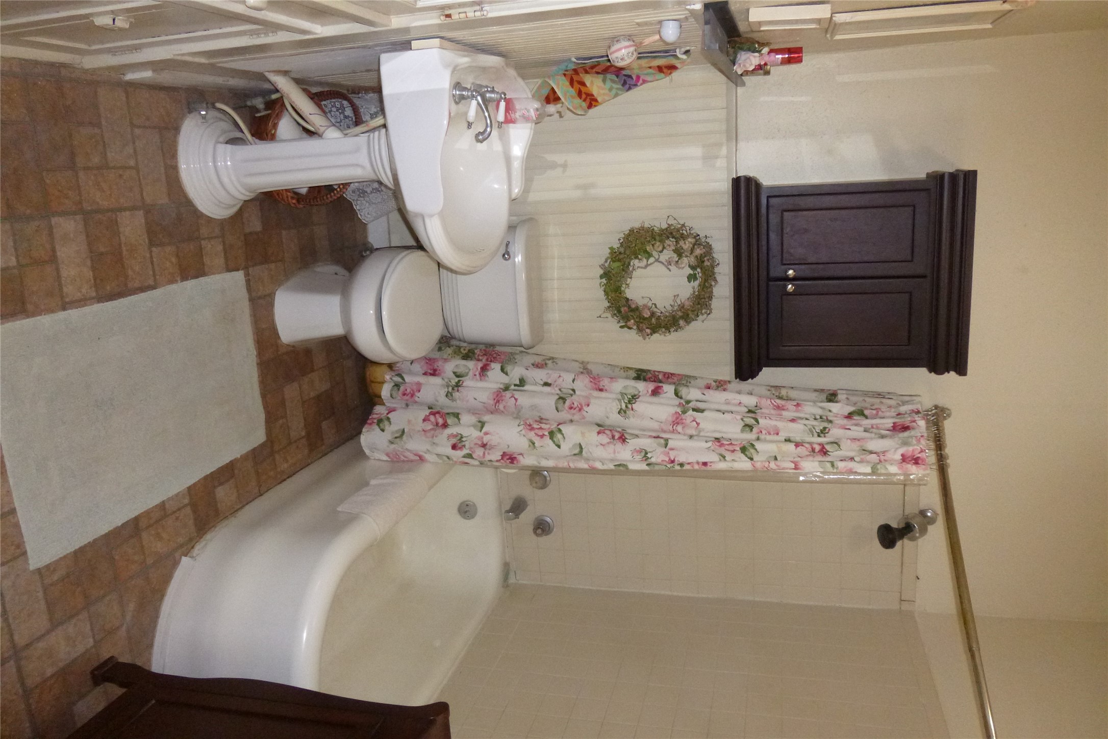 502 West 10th Street Taylor, TX 76574 - Photo 21 of 34 a bathroom with a sink a toilet and bathtub