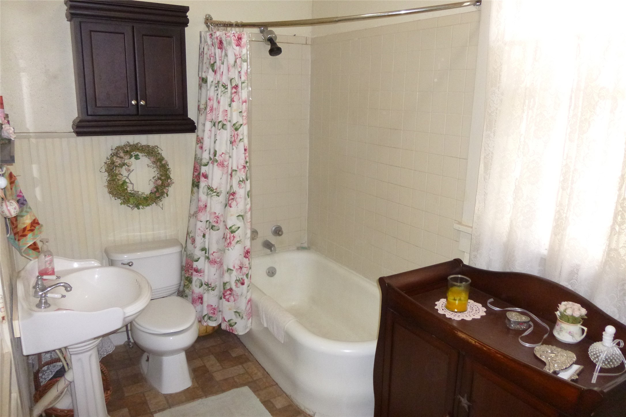 502 West 10th Street Taylor, TX 76574 - Photo 22 of 34 a bathroom with a toilet and a shower curtain