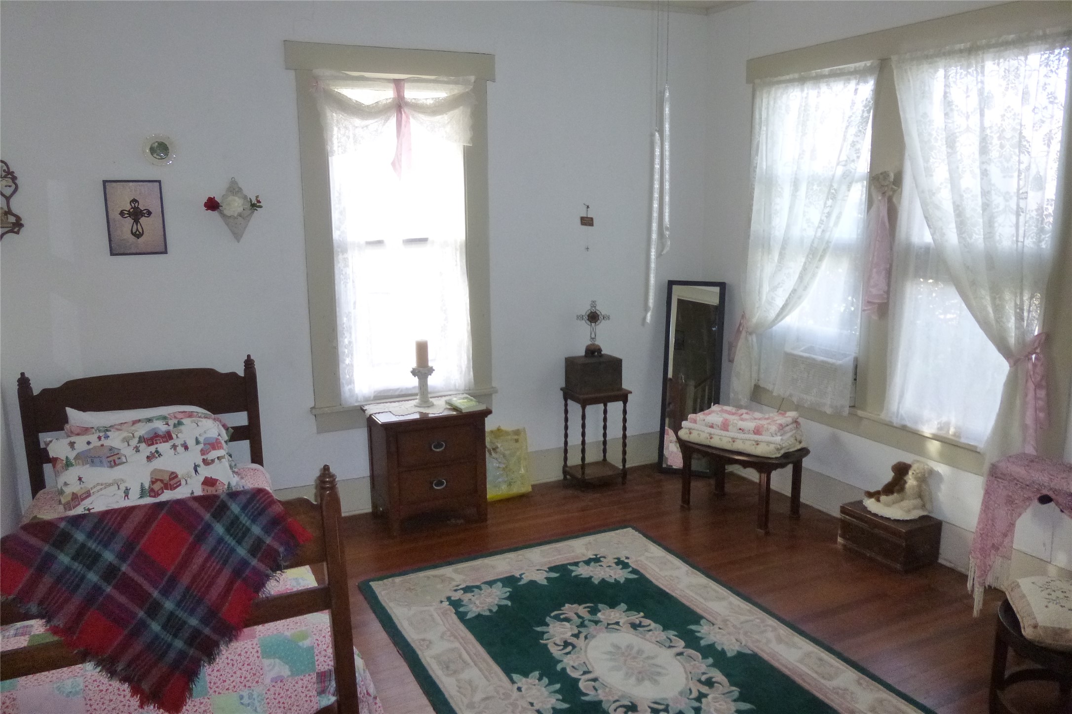 502 West 10th Street Taylor, TX 76574 - Photo 24 of 34 a living room with furniture rug and window