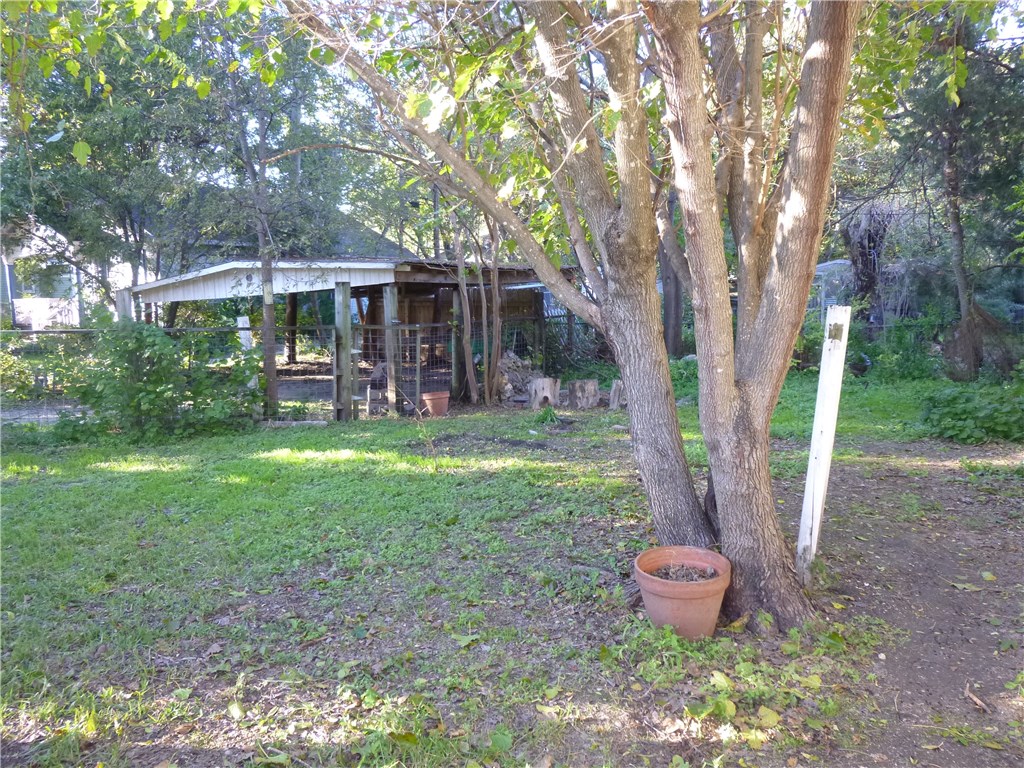 502 West 10th Street Taylor, TX 76574 - Photo 33 of 34 a front view of a house with garden