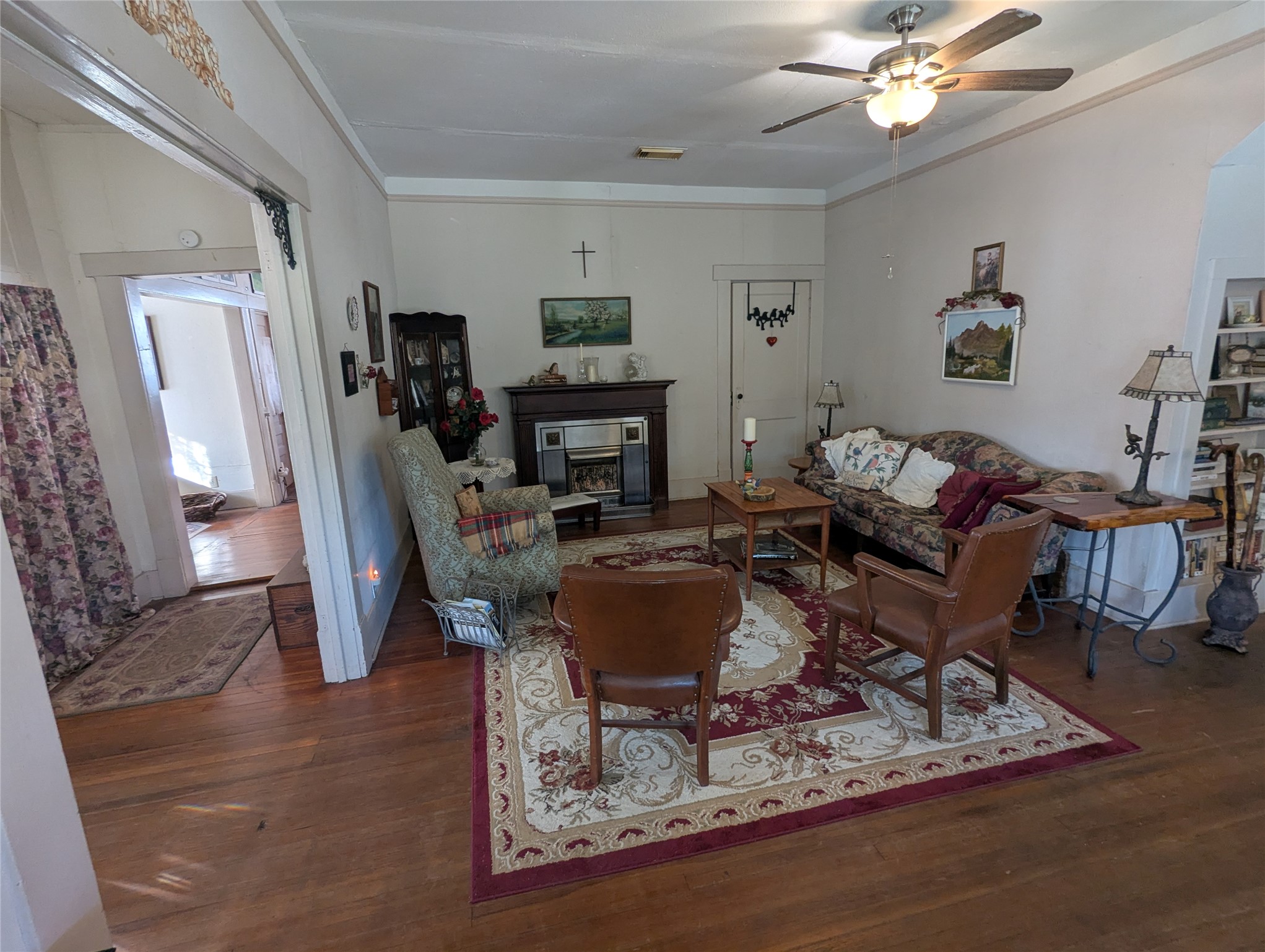 502 West 10th Street Taylor, TX 76574 - Photo 10 of 34 a living room with furniture a rug and a window