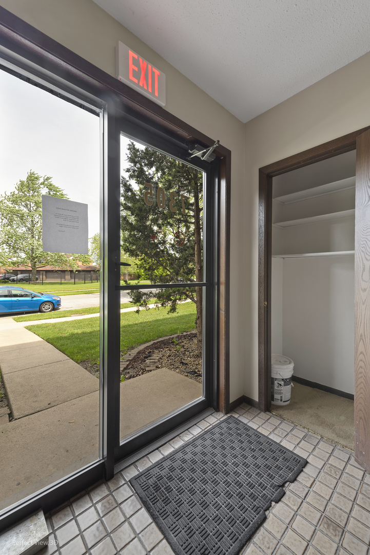 7305 Tiffany Drive, Unit 1A Orland Park, IL 60462 - Photo 19 of 20 a view of an entryway