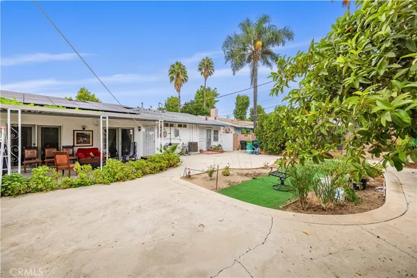 a view of a yard in front of house