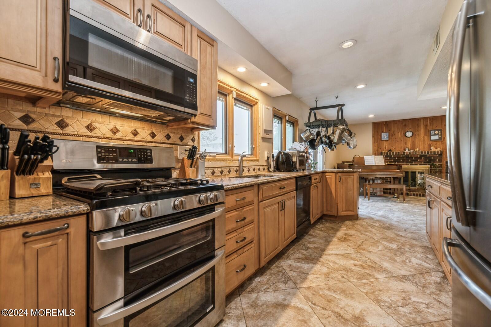 28 Quail Road Jackson, NJ 08527 - Photo 8 of 16 Stainless Applicances