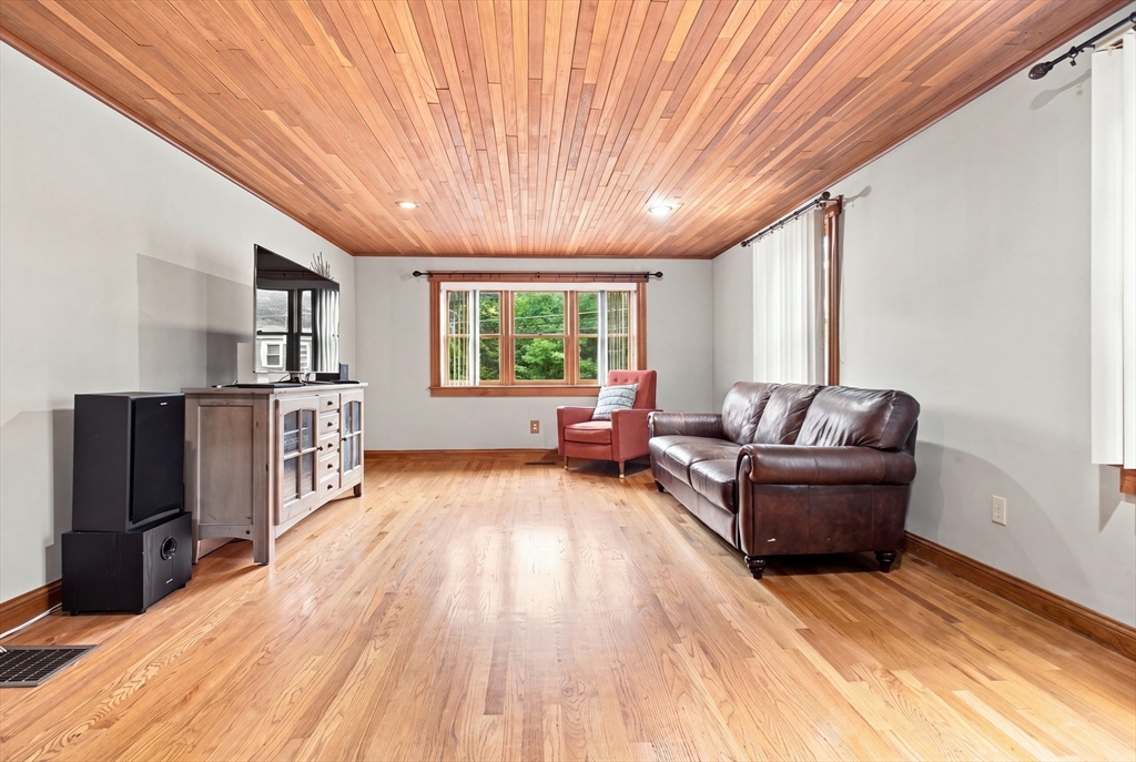 18 Gordon Road North Reading, MA 01864 - Photo 8 of 37 Gallery Image 8