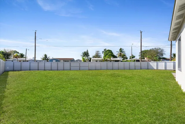 $3,200 | 2329 West Drive, West Palm Beach, FL 33409