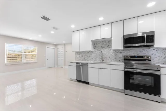 $3,200 | 2329 West Drive, West Palm Beach, FL 33409