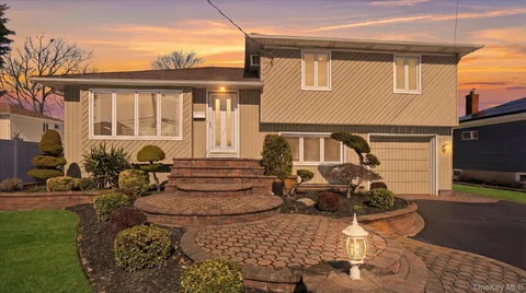 $849,999 | 2432 Aron Drive North, Seaford, NY 11783