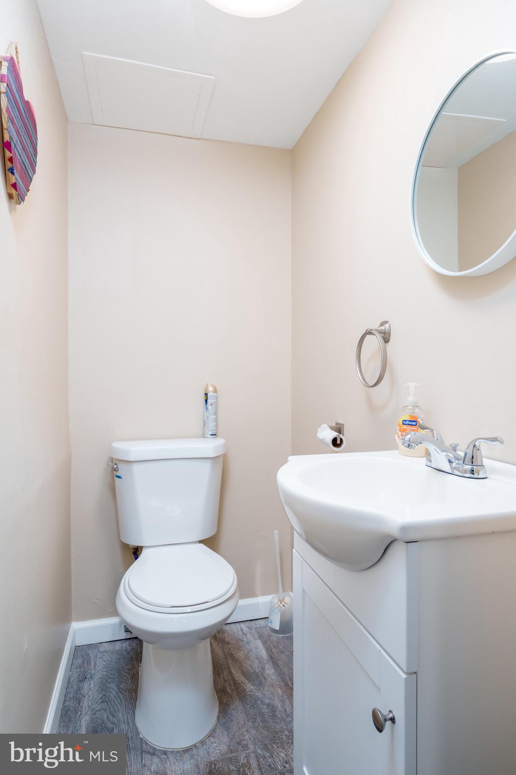 1003 Piper Road Wilmington, DE 19803 - Photo 22 of 40 a bathroom with a toilet sink and mirror