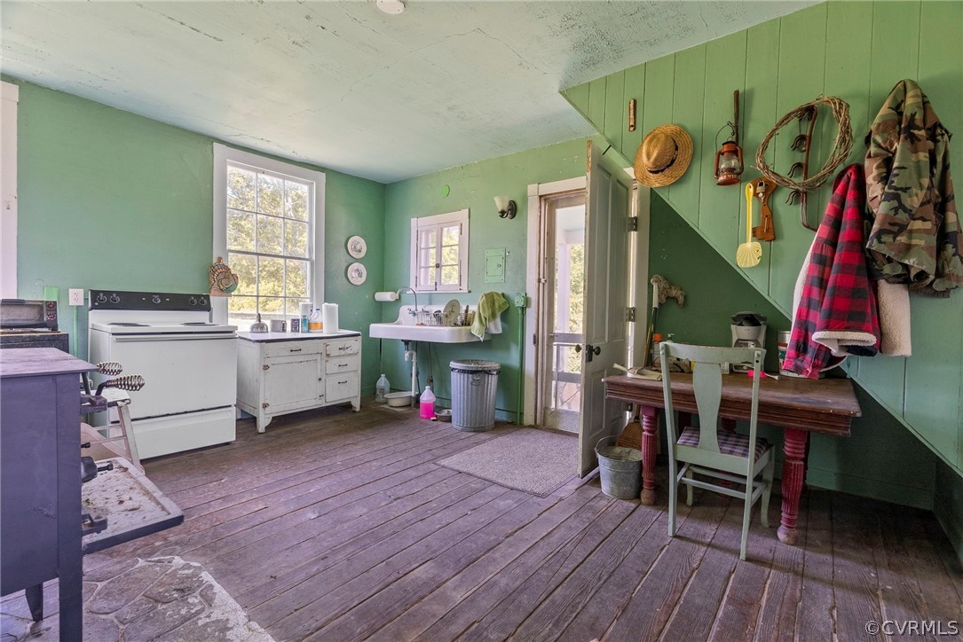 72 Island Road Cartersville, VA 23027 - Photo 8 of 29 Kitchen, wood stove to the left