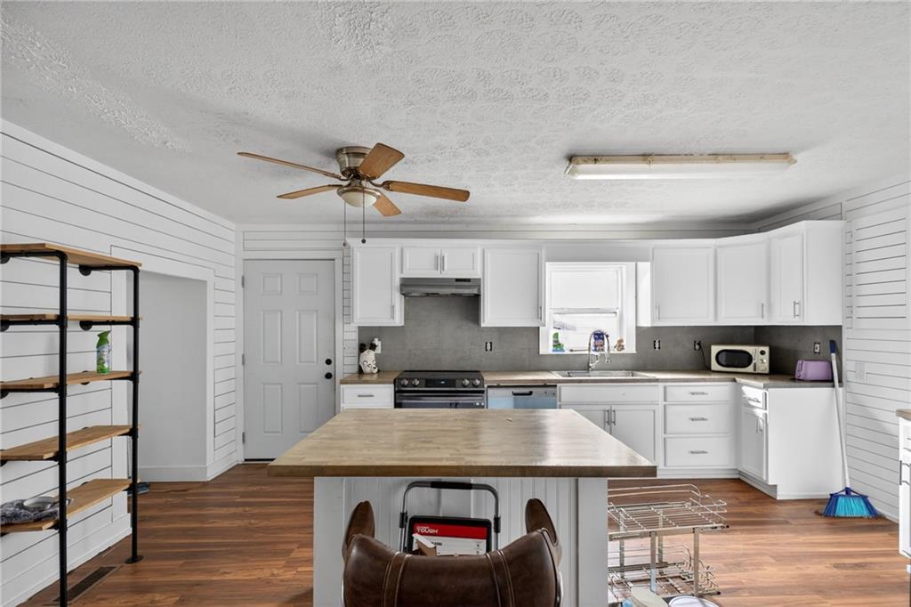 712 West 5th Highway Roopville, GA 30170 - Photo 12 of 29 a kitchen with a stove a sink and a refrigerator