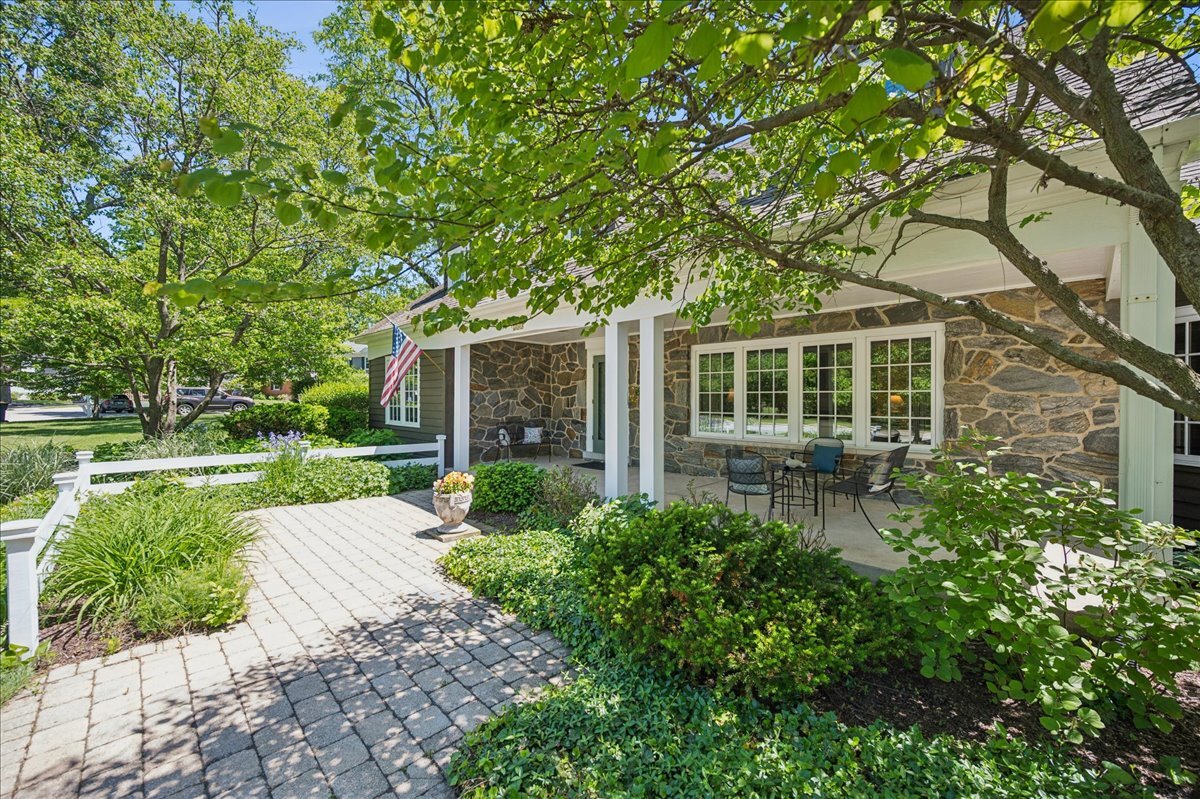 253 Summerfield Road Northbrook, IL 60062 - Photo 4 of 46 front view of a house with a yard