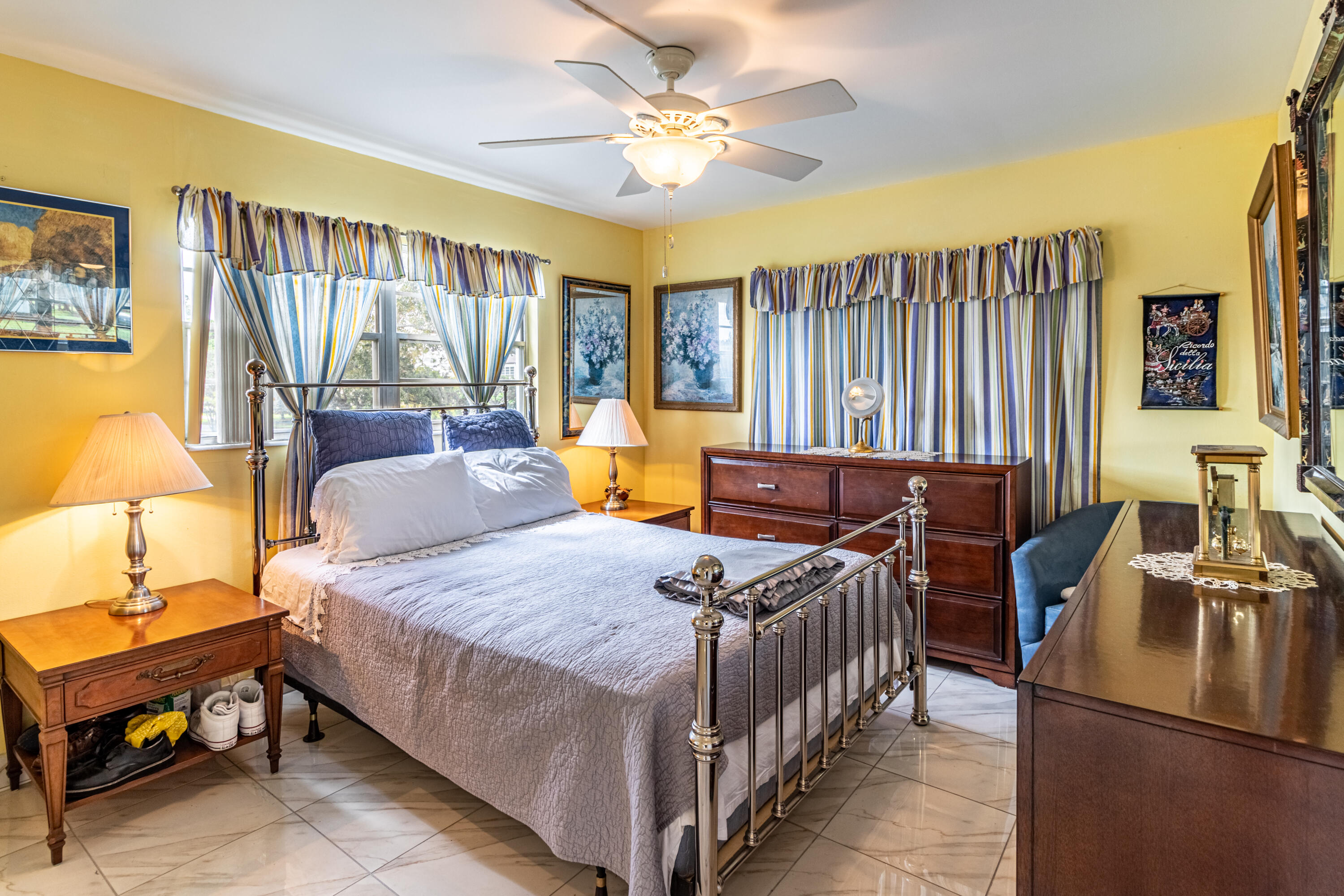 351 Mansfield I Boca Raton, FL 33434 - Photo 4 of 18 a bedroom with a bed and a chandelier