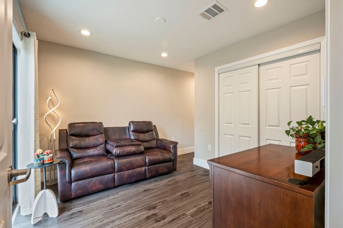 935 La Posada Drive, Unit 148 Austin, TX 78752 - Photo 12 of 29 a living room with furniture and a potted plant