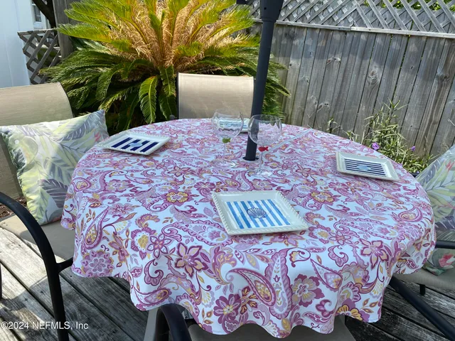 a view of a backyard