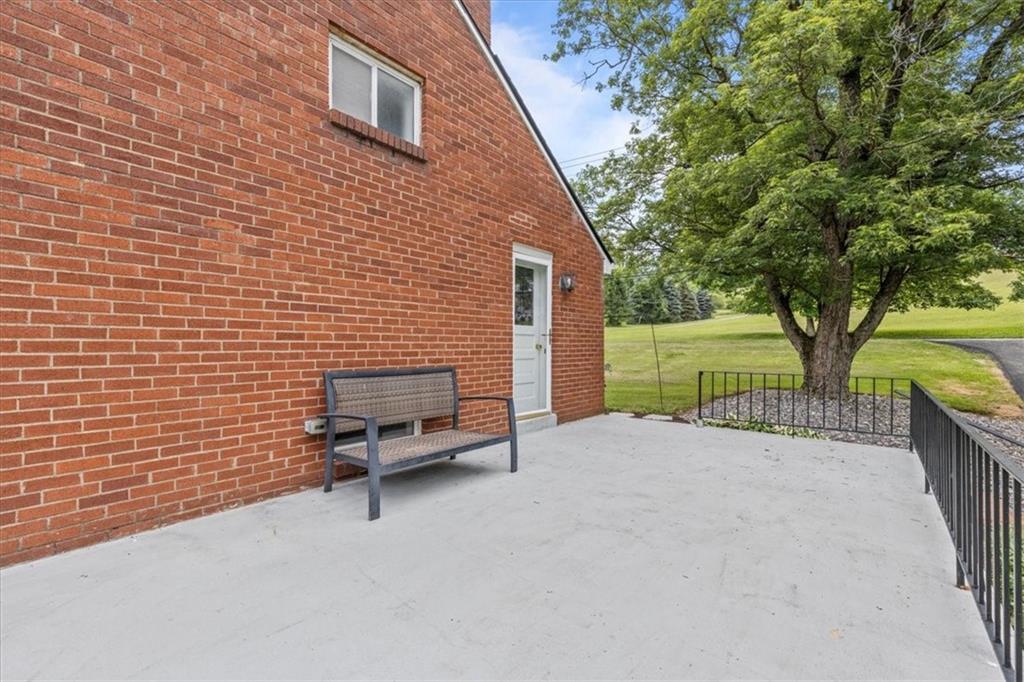 301 McCombs Road Venetia, PA 15367 - Photo 31 of 37 a backyard of a house with a table and chairs