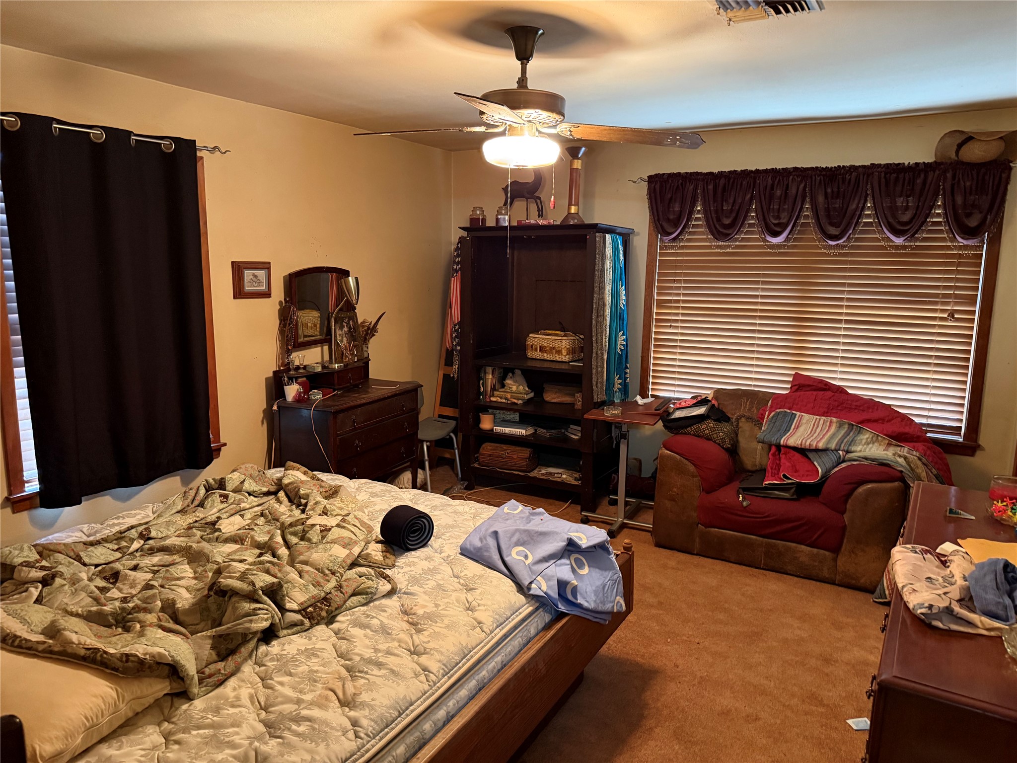 2607 Lilac Street Pasadena, TX 77503 - Photo 6 of 12 a living room with furniture bathtub and a chandelier